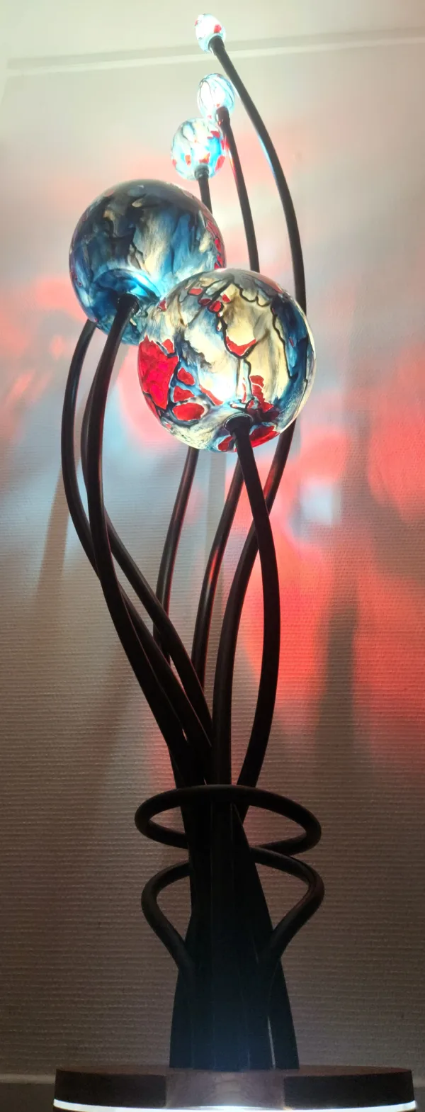 Lampadaire Ascension® 7 tiges Bleu-gris Rouge