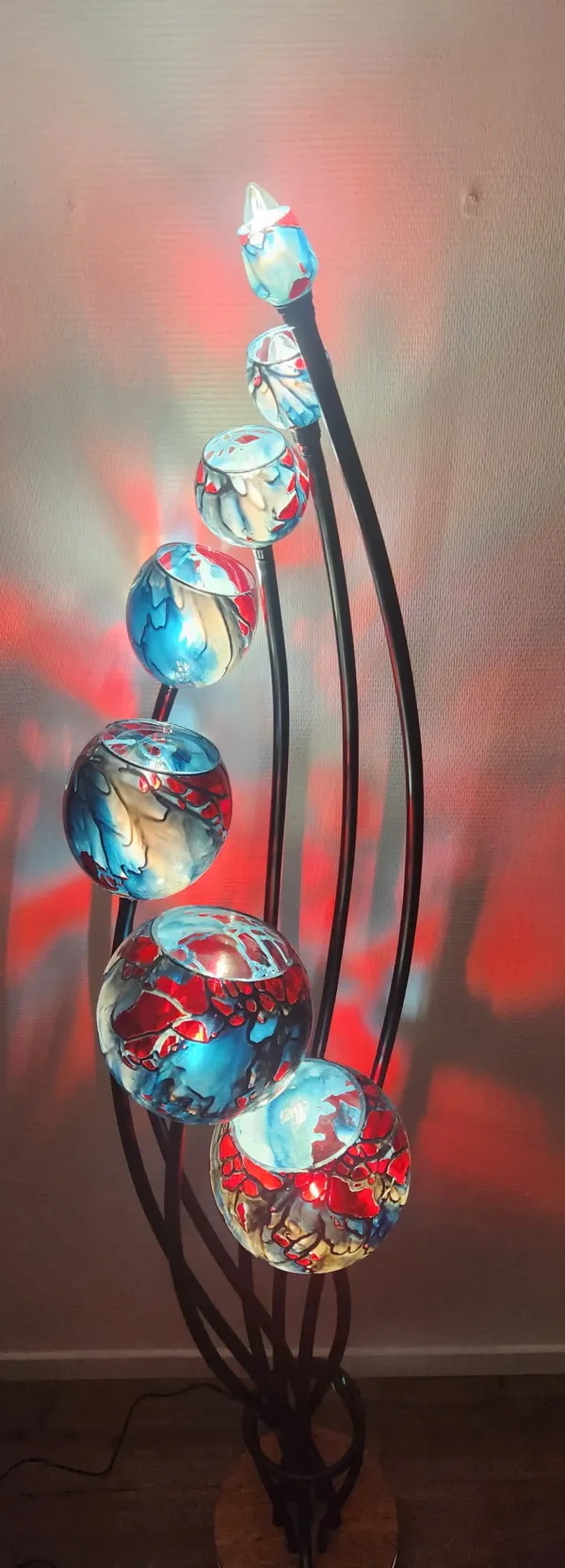 Lampadaire Ascension® 7 tiges Bleu-gris Rouge